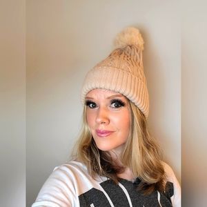 💗BYOS Be Your Own Style New 100% Acrylic Pom Hat Tan sits nice on noggin. 💗😊